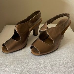 Needing more closet space, great shoe for a date night! Size 8.5